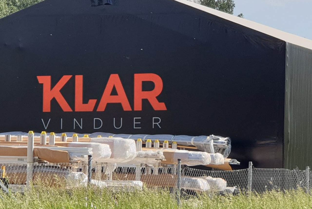 laotelk pvc hall logoga