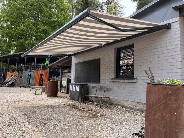 triibuline markiis kohvikus