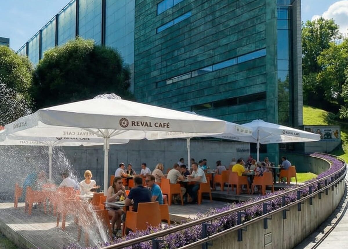 Päikesevarjud Muuseumi ees