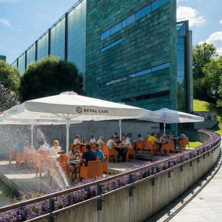 Päikesevarjud Muuseumi ees