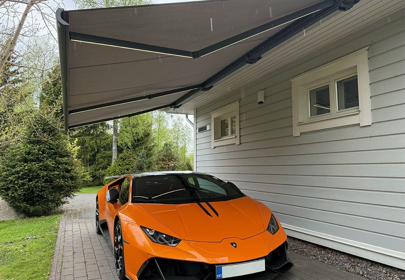 oranz lamborghini ja terrassimarkiis