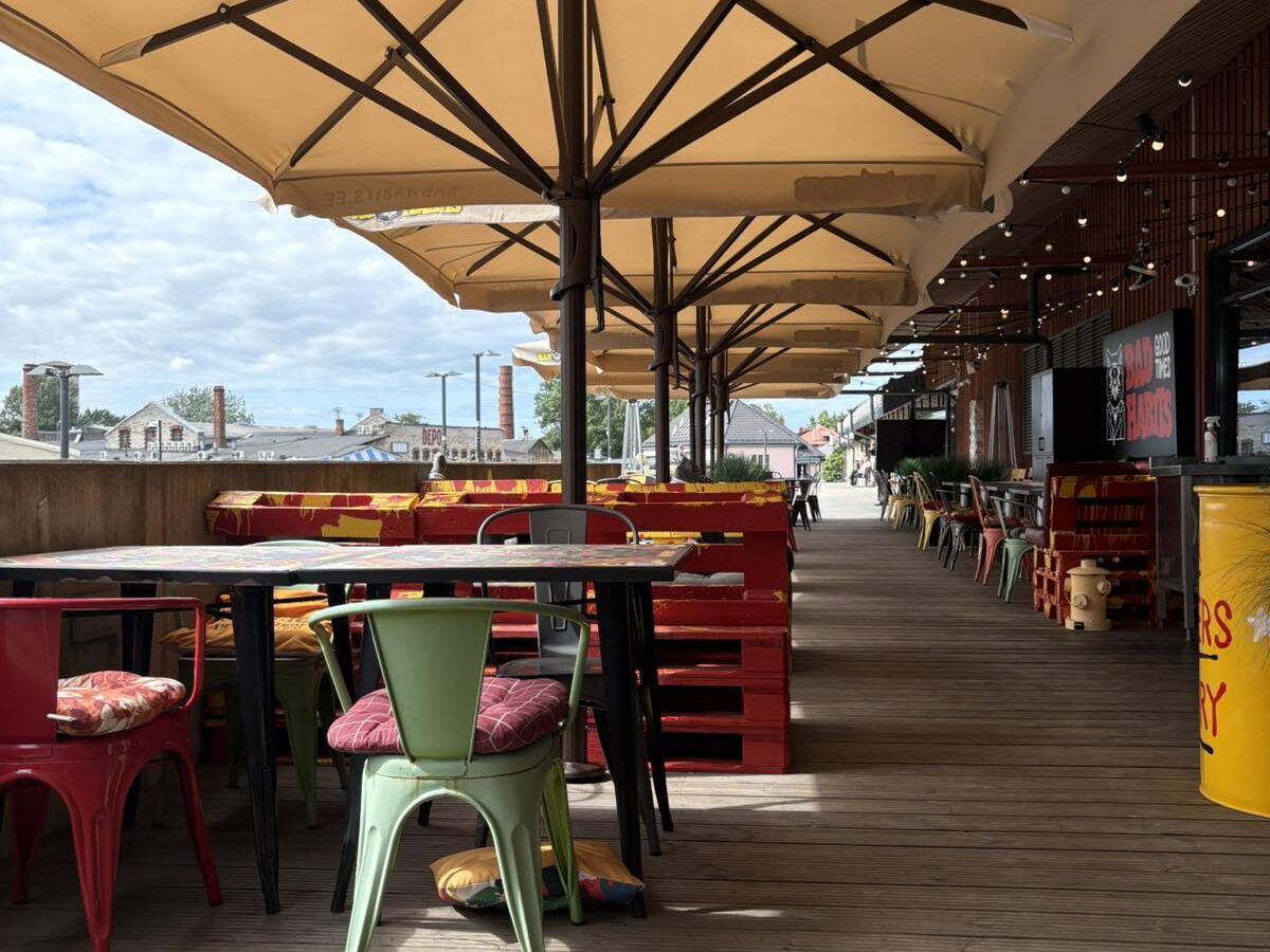 Badhabits päikesevarjud terrassil Balti jaamas