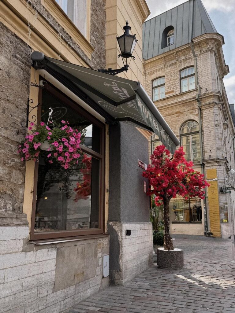 Laprima markiis akna kohal vanalinnas