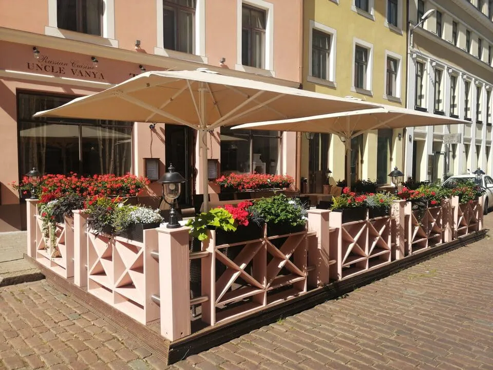 PÄIKESEVARI restorani terrasil 