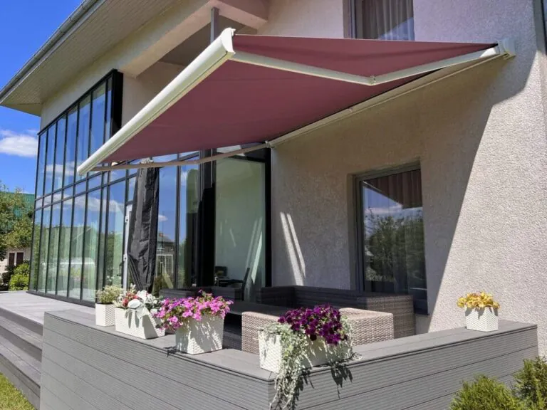 punane markiis terrassil