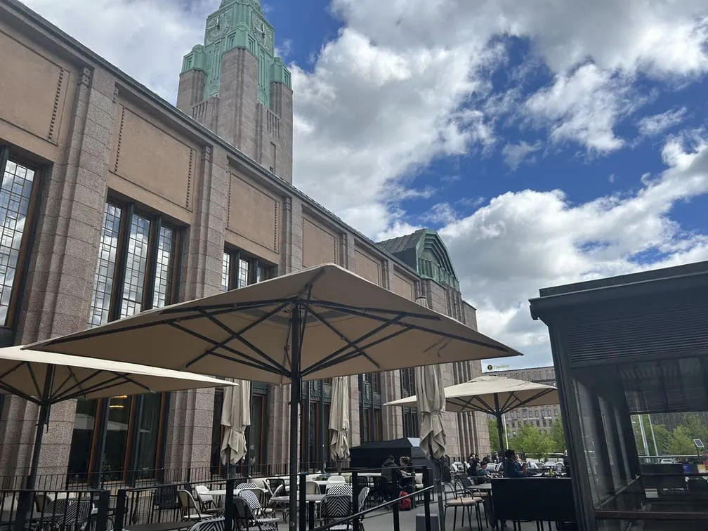 Helsingin Rautatieaseman kahvilan terassivarjot