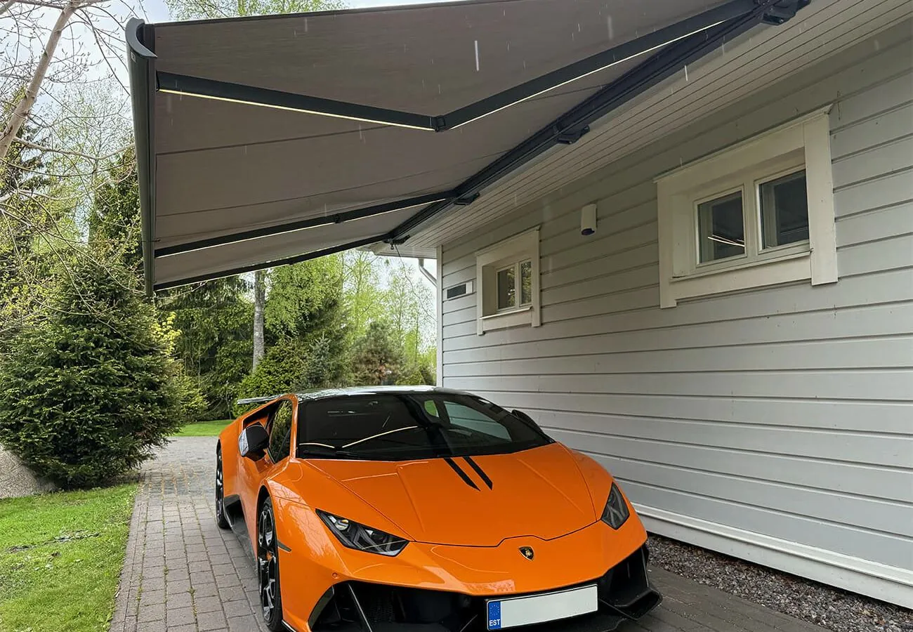 oranz lamborghini ja terrassimarkiis